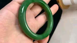 和田玉碧玉手镯56口径 俄碧红皮老料 阳绿色 玉质细腻油润 颜色漂亮