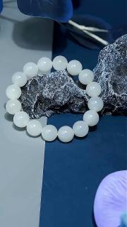 周大生和田玉白玉手串