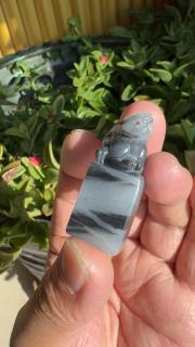 和田玉青花籽料的印章青花的布局犹如一幅山水画小巧精致的方座上还雕