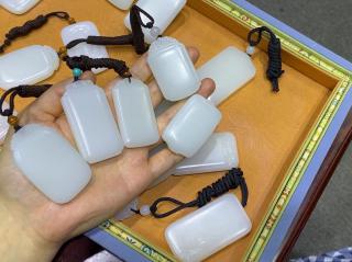 5块和田玉无事牌对比,5800和9600的差别